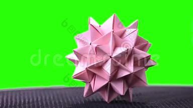 粉色折纸尖球。